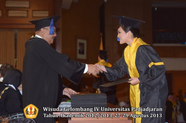 wisuda-unpad-gel-iv-ta-2012_2013-fakultas-isip-oleh-dekan-119