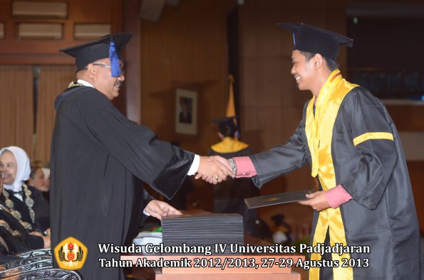 wisuda-unpad-gel-iv-ta-2012_2013-fakultas-isip-oleh-dekan-120