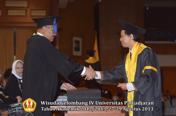 wisuda-unpad-gel-iv-ta-2012_2013-fakultas-isip-oleh-dekan-121