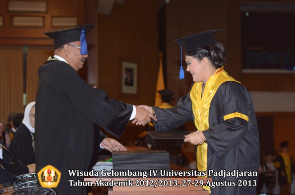 wisuda-unpad-gel-iv-ta-2012_2013-fakultas-isip-oleh-dekan-122