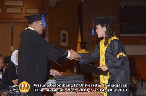 wisuda-unpad-gel-iv-ta-2012_2013-fakultas-isip-oleh-dekan-123