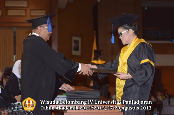 wisuda-unpad-gel-iv-ta-2012_2013-fakultas-isip-oleh-dekan-124