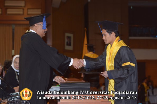 wisuda-unpad-gel-iv-ta-2012_2013-fakultas-isip-oleh-dekan-125