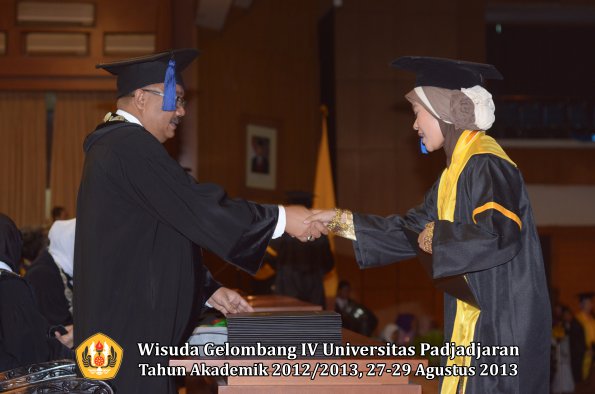 wisuda-unpad-gel-iv-ta-2012_2013-fakultas-isip-oleh-dekan-126