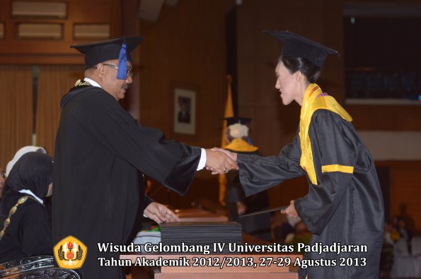 wisuda-unpad-gel-iv-ta-2012_2013-fakultas-isip-oleh-dekan-127