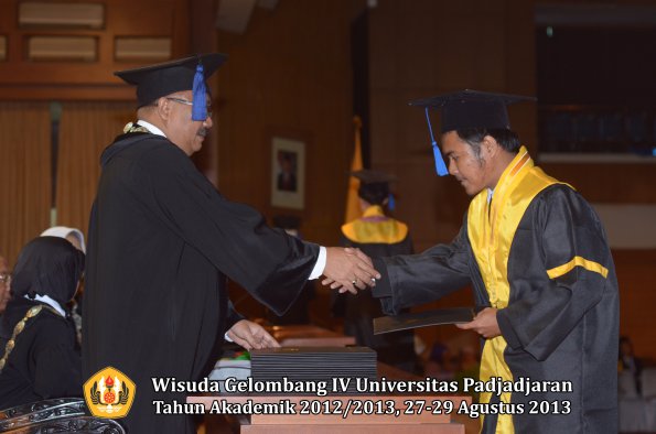 wisuda-unpad-gel-iv-ta-2012_2013-fakultas-isip-oleh-dekan-128