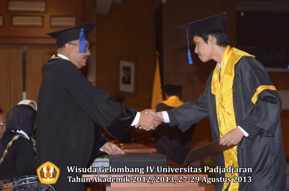 wisuda-unpad-gel-iv-ta-2012_2013-fakultas-isip-oleh-dekan-129