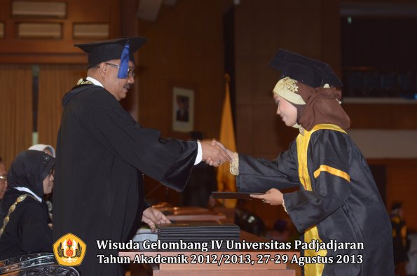 wisuda-unpad-gel-iv-ta-2012_2013-fakultas-isip-oleh-dekan-130