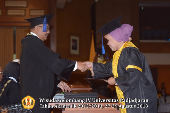 wisuda-unpad-gel-iv-ta-2012_2013-fakultas-isip-oleh-dekan-131