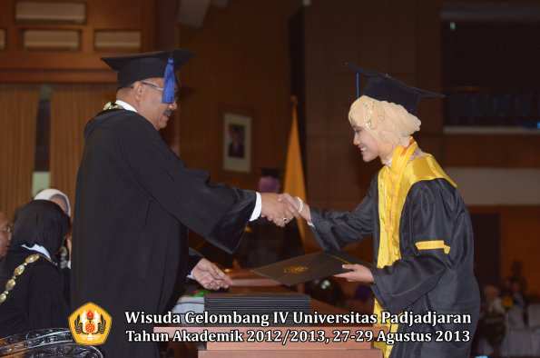 wisuda-unpad-gel-iv-ta-2012_2013-fakultas-isip-oleh-dekan-132