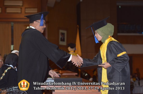 wisuda-unpad-gel-iv-ta-2012_2013-fakultas-isip-oleh-dekan-133