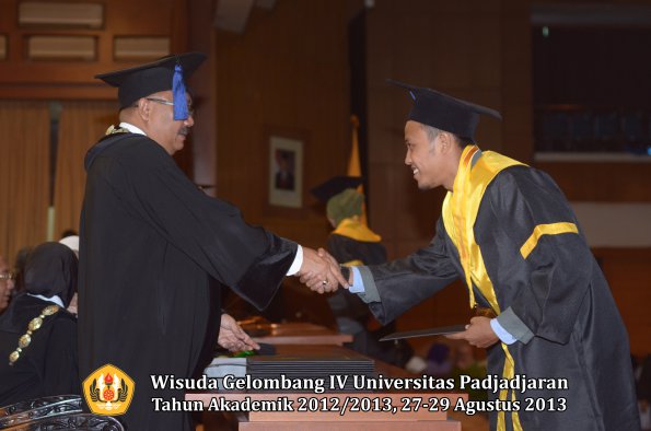 wisuda-unpad-gel-iv-ta-2012_2013-fakultas-isip-oleh-dekan-134