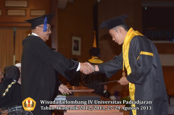 wisuda-unpad-gel-iv-ta-2012_2013-fakultas-isip-oleh-dekan-135