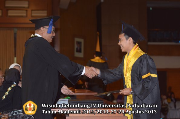 wisuda-unpad-gel-iv-ta-2012_2013-fakultas-isip-oleh-dekan-136