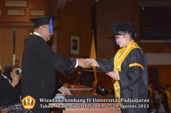 wisuda-unpad-gel-iv-ta-2012_2013-fakultas-isip-oleh-dekan-137