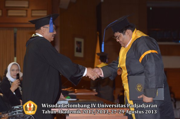 wisuda-unpad-gel-iv-ta-2012_2013-fakultas-isip-oleh-dekan-138