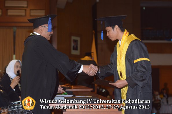 wisuda-unpad-gel-iv-ta-2012_2013-fakultas-isip-oleh-dekan-139