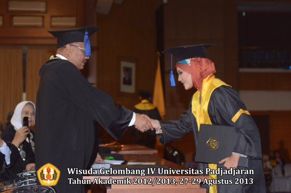 wisuda-unpad-gel-iv-ta-2012_2013-fakultas-isip-oleh-dekan-140