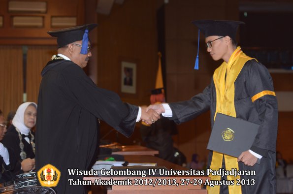 wisuda-unpad-gel-iv-ta-2012_2013-fakultas-isip-oleh-dekan-141