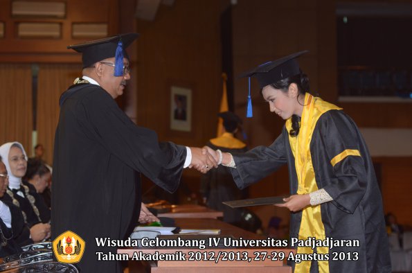 wisuda-unpad-gel-iv-ta-2012_2013-fakultas-isip-oleh-dekan-142