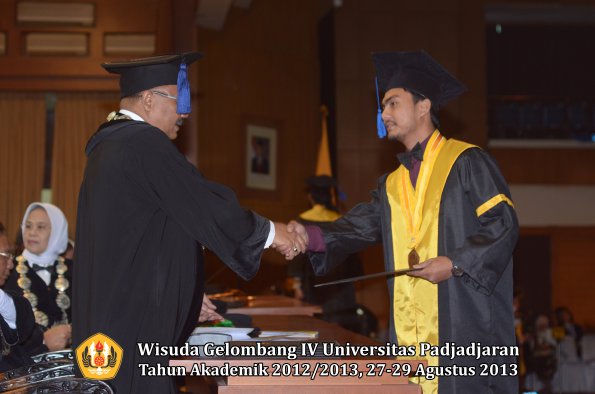 wisuda-unpad-gel-iv-ta-2012_2013-fakultas-isip-oleh-dekan-143