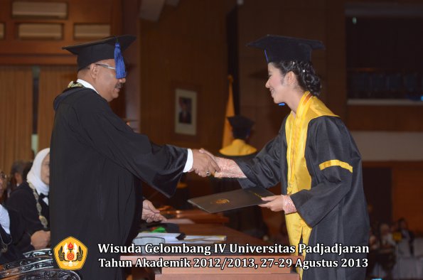 wisuda-unpad-gel-iv-ta-2012_2013-fakultas-isip-oleh-dekan-144