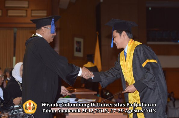 wisuda-unpad-gel-iv-ta-2012_2013-fakultas-isip-oleh-dekan-145