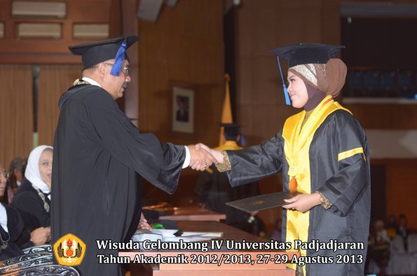 wisuda-unpad-gel-iv-ta-2012_2013-fakultas-isip-oleh-dekan-146