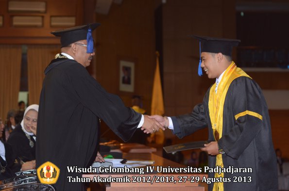 wisuda-unpad-gel-iv-ta-2012_2013-fakultas-isip-oleh-dekan-147