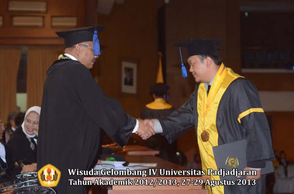 wisuda-unpad-gel-iv-ta-2012_2013-fakultas-isip-oleh-dekan-148