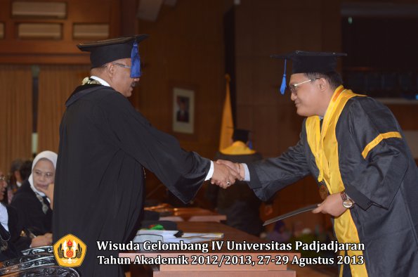 wisuda-unpad-gel-iv-ta-2012_2013-fakultas-isip-oleh-dekan-149