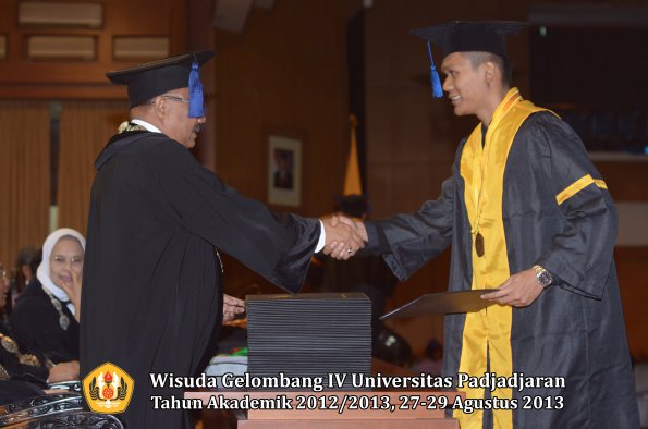 wisuda-unpad-gel-iv-ta-2012_2013-fakultas-isip-oleh-dekan-150