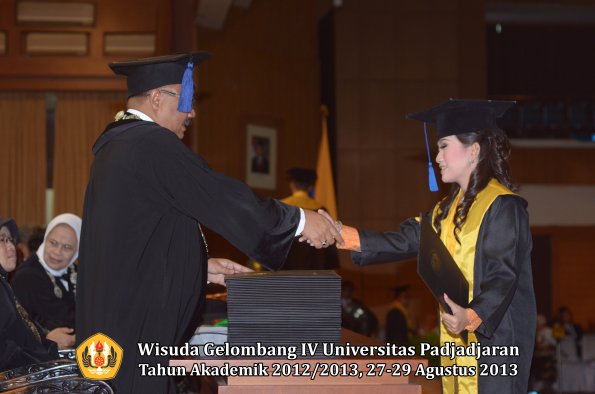 wisuda-unpad-gel-iv-ta-2012_2013-fakultas-isip-oleh-dekan-151