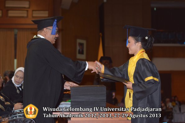 wisuda-unpad-gel-iv-ta-2012_2013-fakultas-isip-oleh-dekan-152