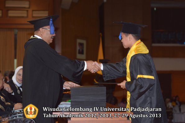 wisuda-unpad-gel-iv-ta-2012_2013-fakultas-isip-oleh-dekan-153