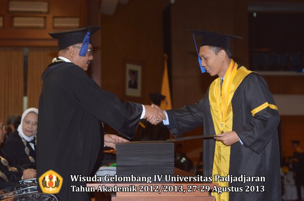 wisuda-unpad-gel-iv-ta-2012_2013-fakultas-isip-oleh-dekan-154