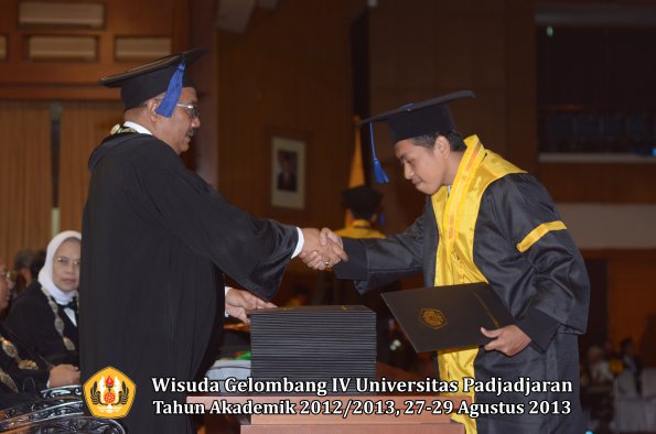 wisuda-unpad-gel-iv-ta-2012_2013-fakultas-isip-oleh-dekan-155