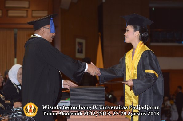 wisuda-unpad-gel-iv-ta-2012_2013-fakultas-isip-oleh-dekan-156