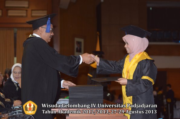 wisuda-unpad-gel-iv-ta-2012_2013-fakultas-isip-oleh-dekan-157