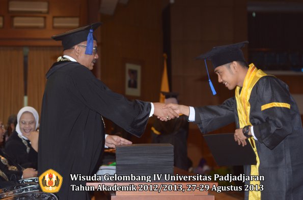 wisuda-unpad-gel-iv-ta-2012_2013-fakultas-isip-oleh-dekan-158