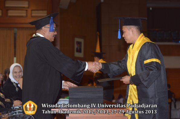 wisuda-unpad-gel-iv-ta-2012_2013-fakultas-isip-oleh-dekan-159