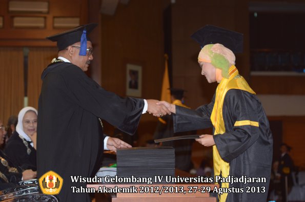 wisuda-unpad-gel-iv-ta-2012_2013-fakultas-isip-oleh-dekan-160