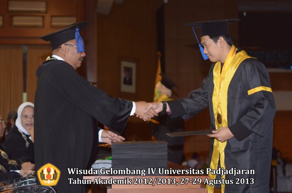 wisuda-unpad-gel-iv-ta-2012_2013-fakultas-isip-oleh-dekan-161