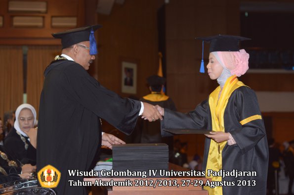 wisuda-unpad-gel-iv-ta-2012_2013-fakultas-isip-oleh-dekan-162