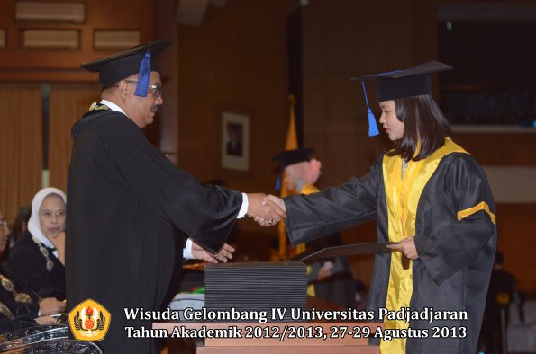 wisuda-unpad-gel-iv-ta-2012_2013-fakultas-isip-oleh-dekan-163