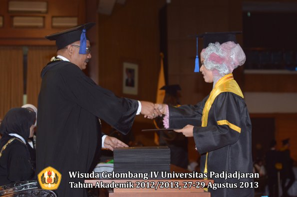 wisuda-unpad-gel-iv-ta-2012_2013-fakultas-isip-oleh-dekan-164