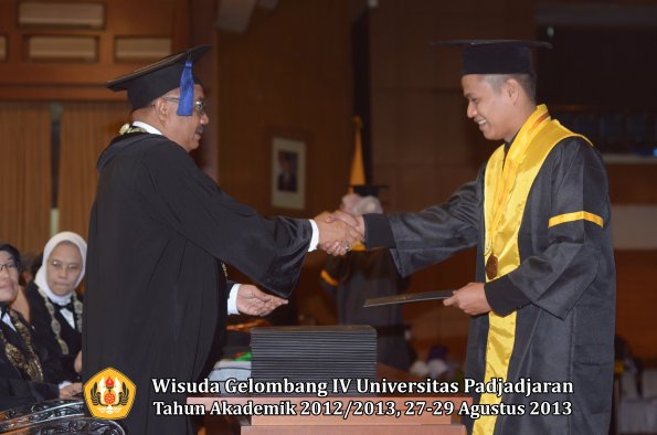 wisuda-unpad-gel-iv-ta-2012_2013-fakultas-isip-oleh-dekan-165