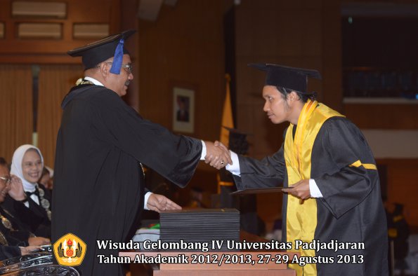 wisuda-unpad-gel-iv-ta-2012_2013-fakultas-isip-oleh-dekan-167