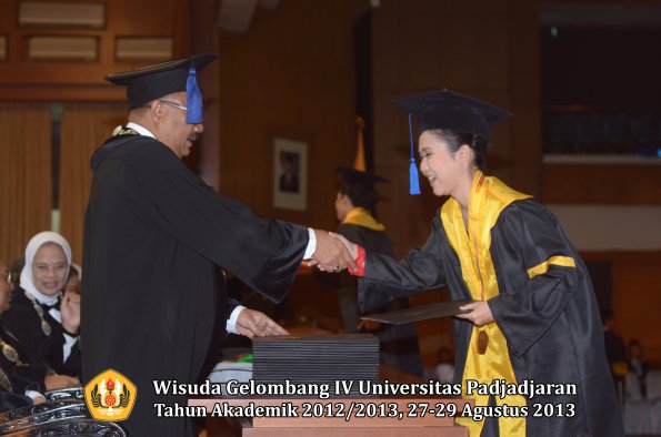 wisuda-unpad-gel-iv-ta-2012_2013-fakultas-isip-oleh-dekan-169