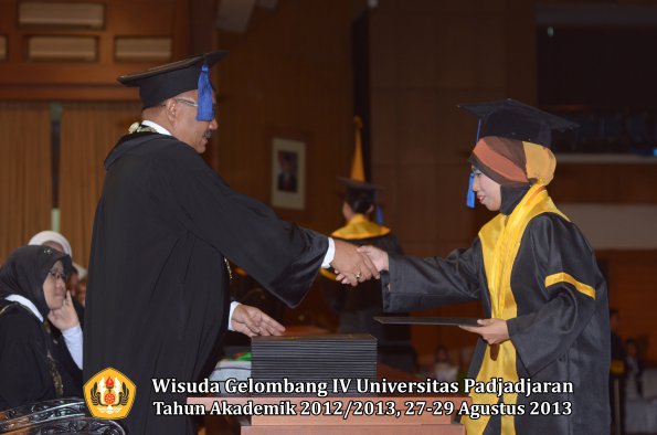 wisuda-unpad-gel-iv-ta-2012_2013-fakultas-isip-oleh-dekan-170